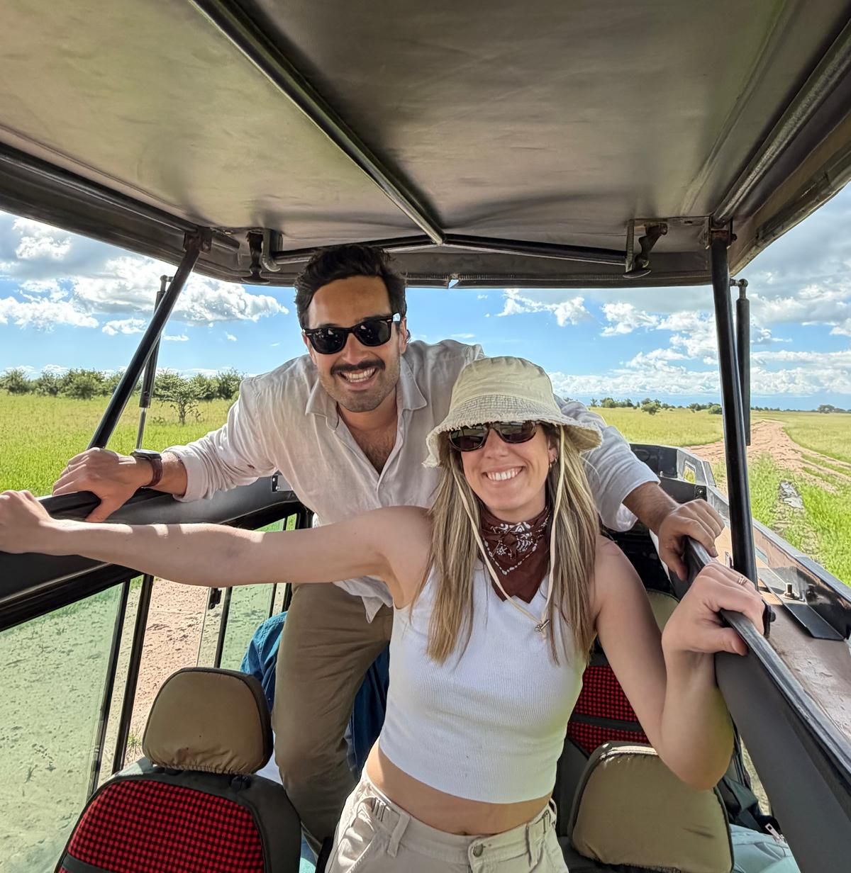 Alejandro y Raquel, fundadores de Spanzania Voyage, en Tanzania